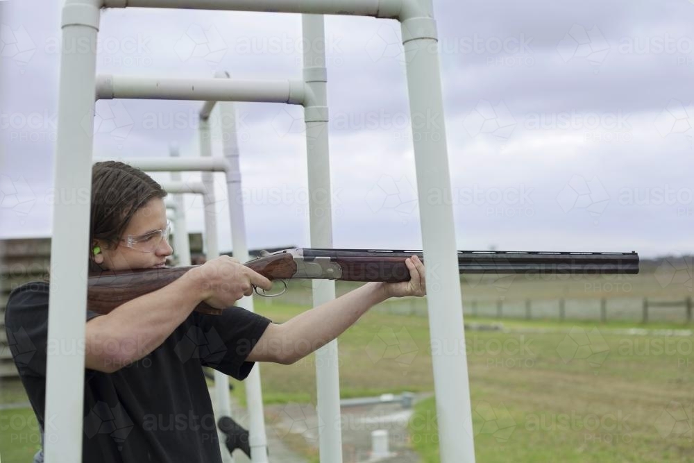 Teen shooting gun at range - Australian Stock Image