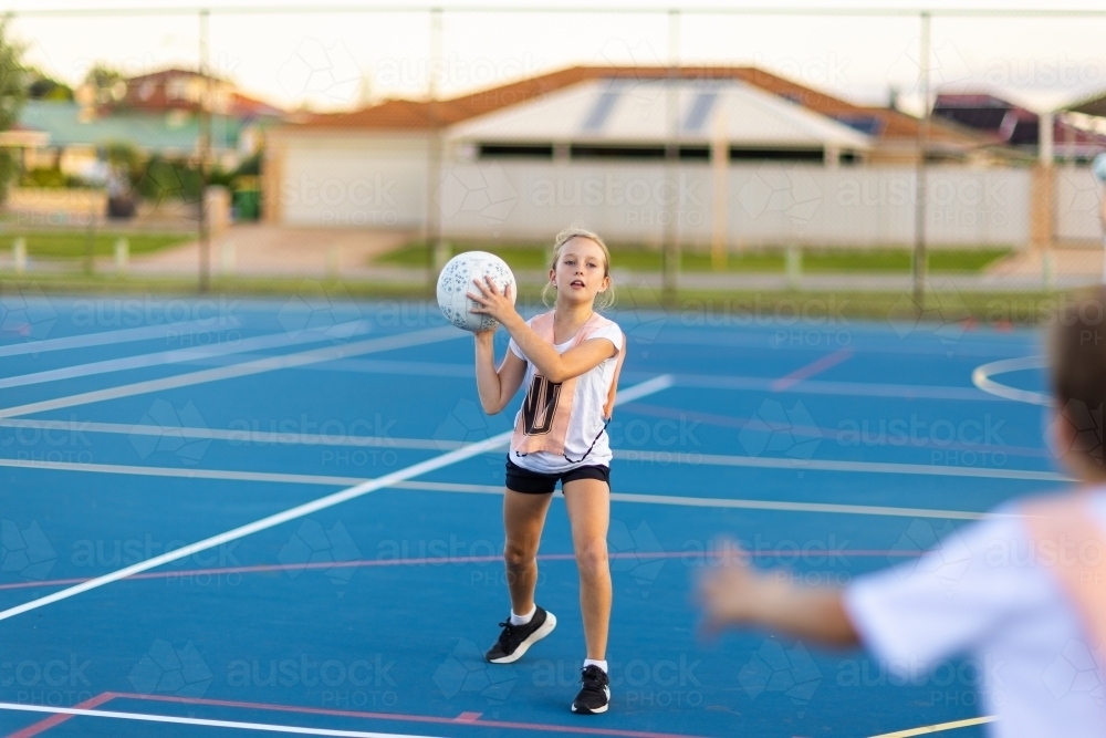 Image of ten year old girl ready to throw netball to teammate at ...