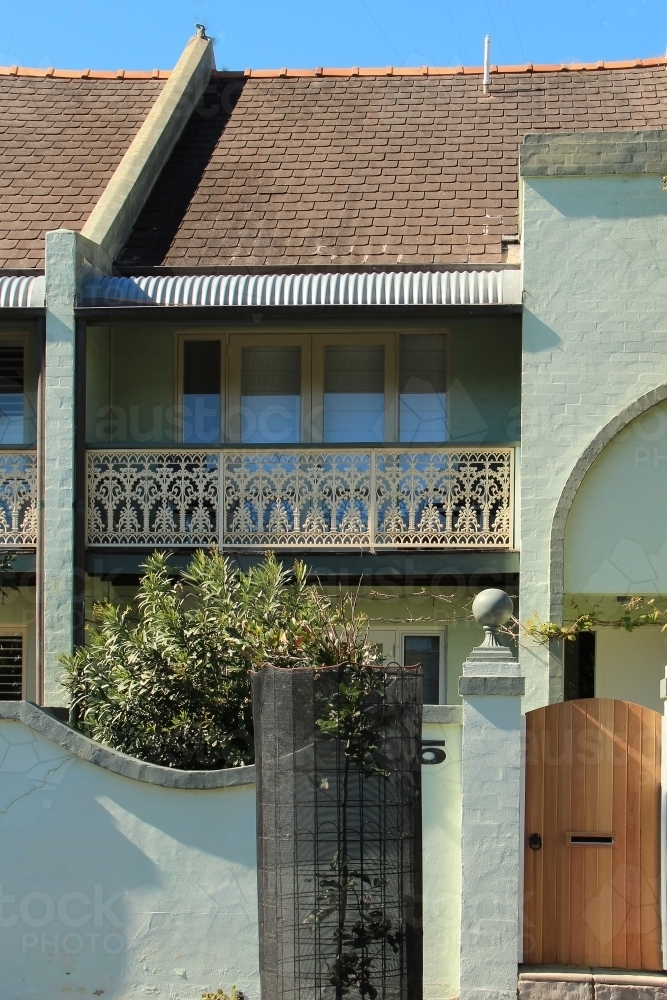 Terrace house with cast iron lace work on verandah - Australian Stock Image