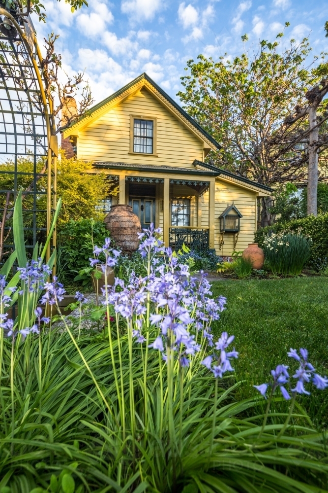 The gardens and hedges of the historic Corinda accommodation in Hobart. - Australian Stock Image