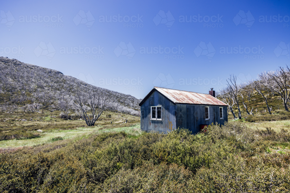 The historic Whites River Hut in Kosciuszko National Park near Schlink Pass on a clear summer day. - Australian Stock Image