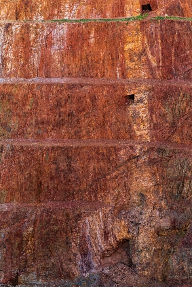 The side wall of an open cut mine showing a vein of quartz rock - Australian Stock Image