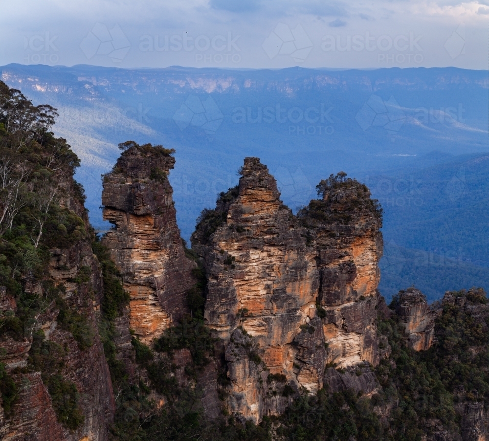 The Three Sisters iconic rock structures seen from Echo Point - Australian Stock Image