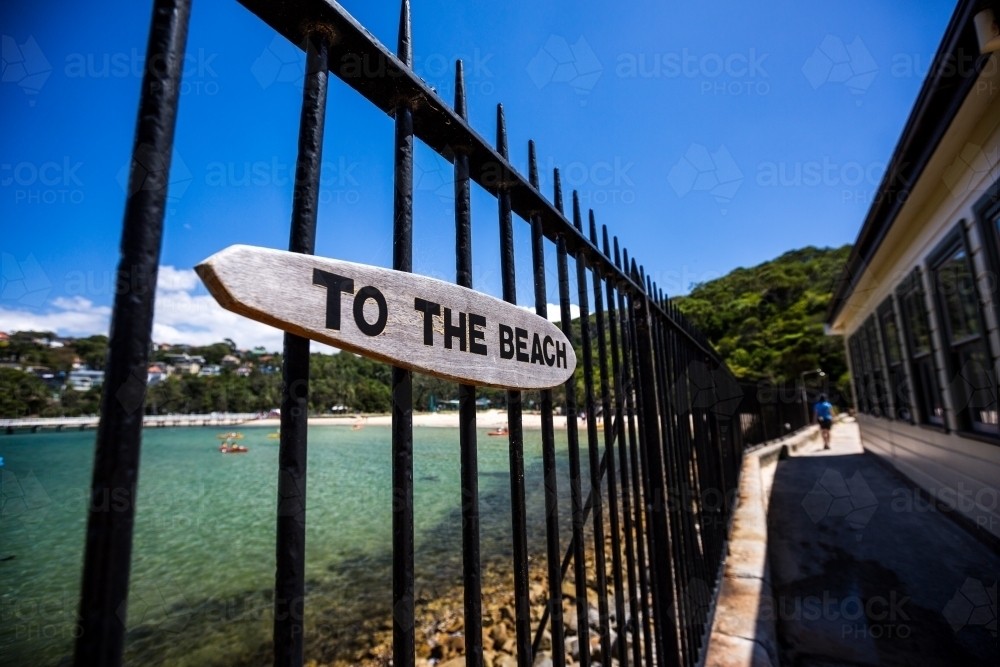 To the Beach sign on fence with beach in the background - Australian Stock Image
