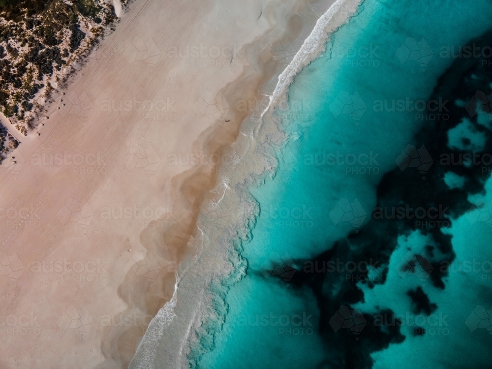 Top down shot of Mullaloo Beach in Perth with white sand, green grass and turquoise ocean water - Australian Stock Image