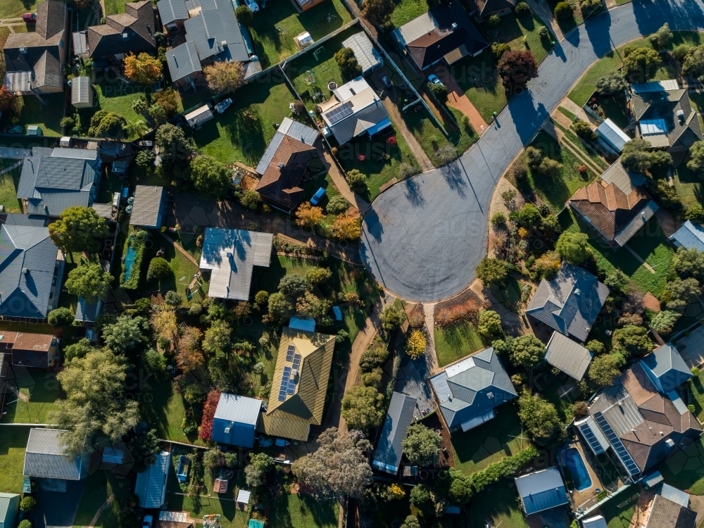 Top down view of houses in cul-de-sac in rural town of Coolamon - Australian Stock Image