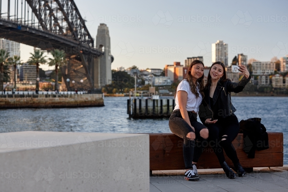 Two young women taking selfie by Sydney harbour - Australian Stock Image