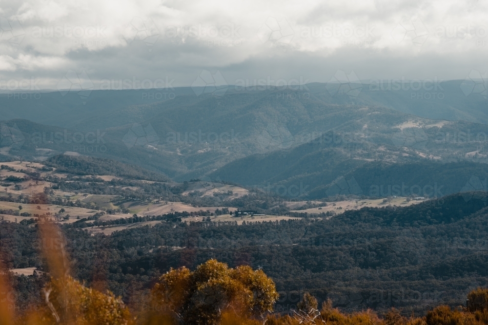 Views into the Megalong Valley from Cahill's Lookout, Blue Mountains. - Australian Stock Image