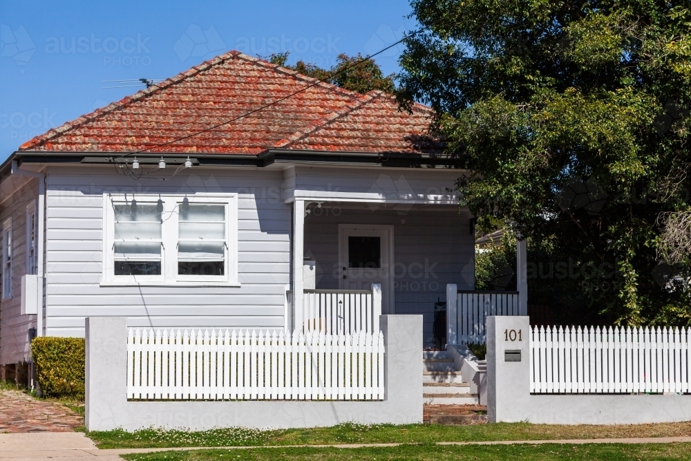 Image of Weatherboard house with steps to porch - Austockphoto