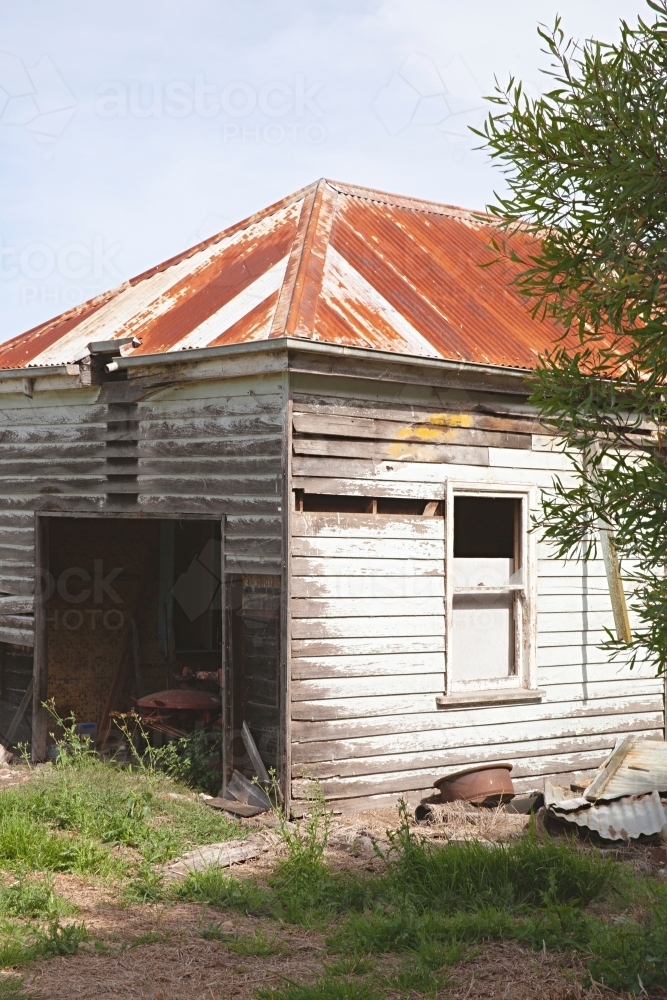 Weathered and abandoned old house in country Victoria - Australian Stock Image