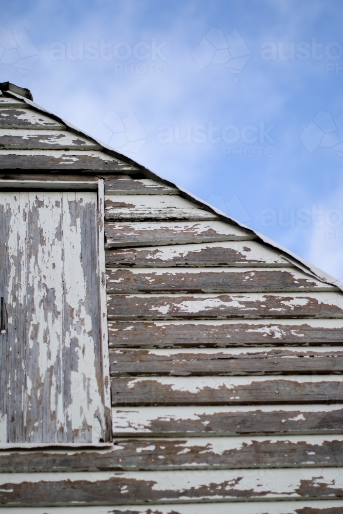 Weathered timber farm shed with chipped white paint - Australian Stock Image