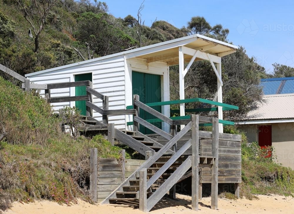 White and green beach box leading down to the sand on a sunny day - Australian Stock Image