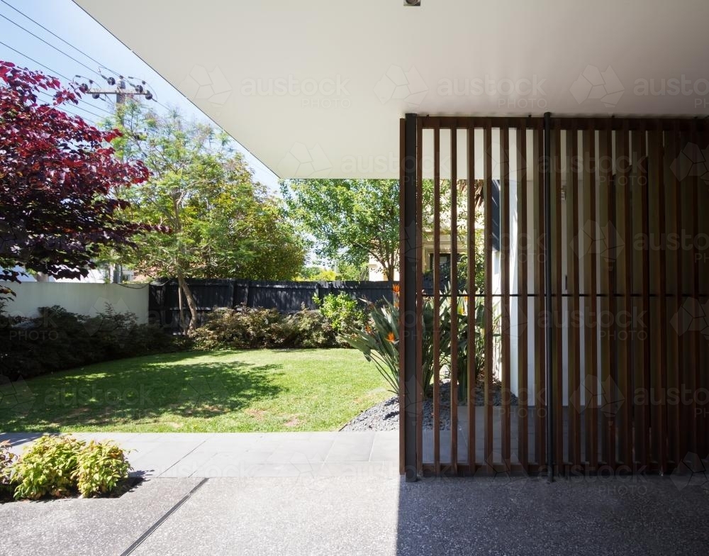 Wood screen detail of contemporary home front entrance and garden - Australian Stock Image