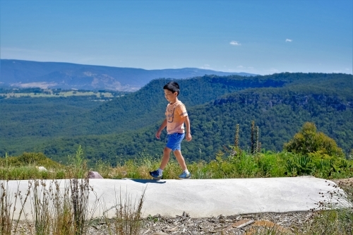 a kid going for a walk overlooking the Jamison valley - Australian Stock Image