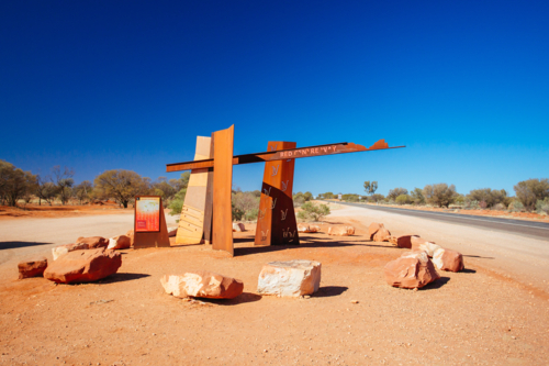 A marker and information spot for Lasseter Hwy directing towards Uluru and Kings Canyon in the North - Australian Stock Image