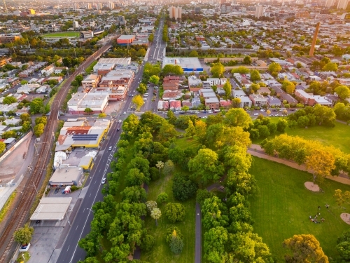 Aerial view of an inner city suburb and parkland in late afternoon light, Clifton Hill, Melbourne - Australian Stock Image