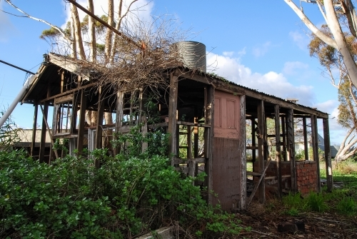 An old abandoned farm house that has been gutted