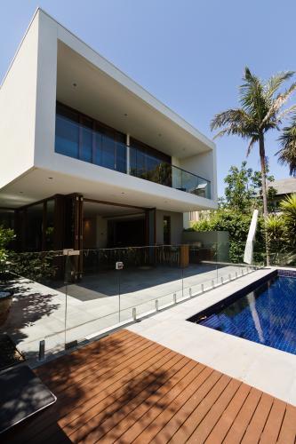 Architect designed contemporary home and pool rear courtyard - Australian Stock Image