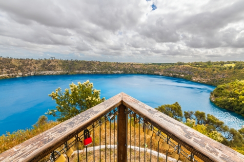 Blue Lake lookout balcony with love locks in Mount Gambier with the Blue Lake in the background - Australian Stock Image