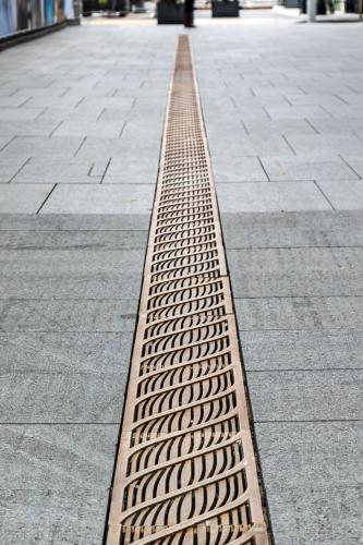 Darling Harbour street patterned water drain - Australian Stock Image