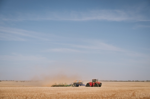 Dry seeding wheat in Bencubbin Western Australia - Australian Stock Image