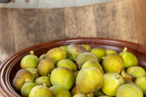 fresh figs in bowl