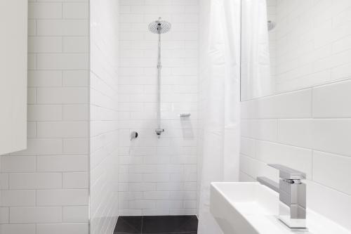 Horizontal verion of crisp white ensuite bathroom in renovated home