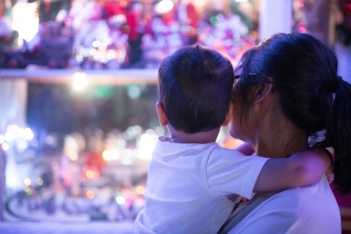 Kids looking at suburban Christmas light display - Australian Stock Image