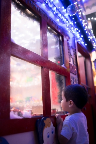 Kids looking at suburban Christmas light display - Australian Stock Image