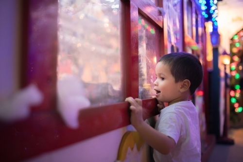 Kids looking at suburban Christmas light display - Australian Stock Image