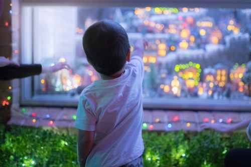 Kids looking at suburban Christmas light display - Australian Stock Image