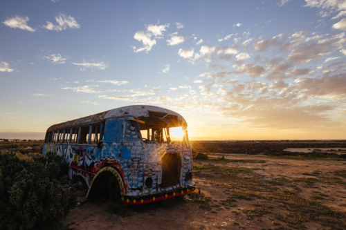 LAKE TYRRELL, AUSTRALIA - SEPTEMBER 27 2025: Abandoned rusty bus at the popular Lake Tyrrell - Australian Stock Image