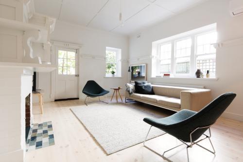 Large contemporary interior styled living room in Melbourne apartment - Australian Stock Image