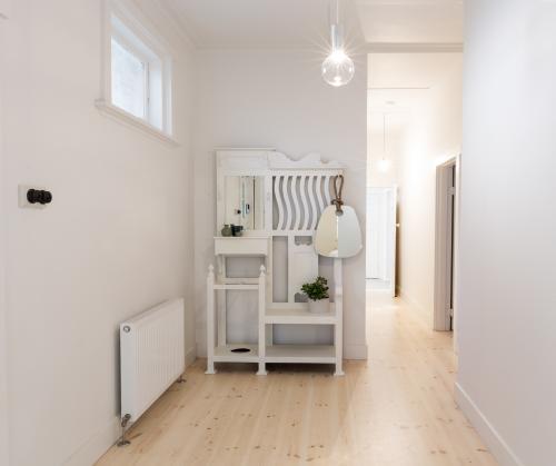 Large spacious entry foyer in beach style decorated art deco apartment - Australian Stock Image