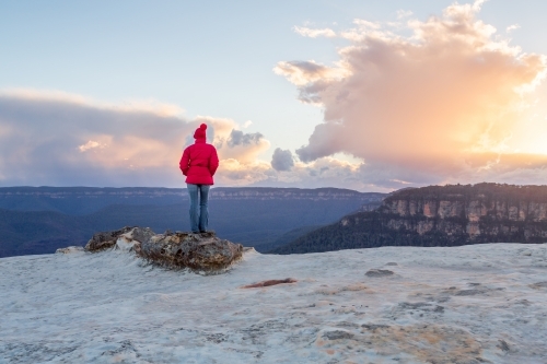 Looking out over the Blue Mountains and Jamison Valley from the escarpment plateau of Kings Tablelan - Australian Stock Image