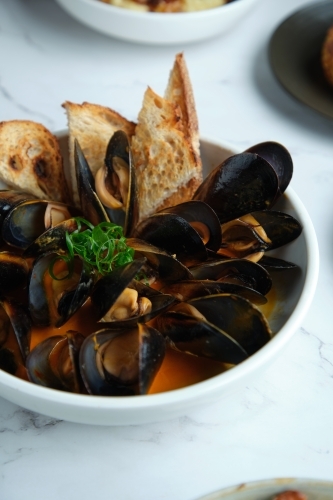Mussels in chili curry butter with spring onion