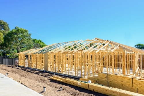 New Australian house timber frame installation process at construction site on a bright summer day - Australian Stock Image