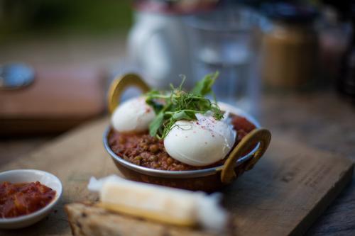 poached eggs shakshouka in cafe