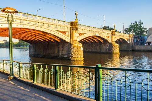 Princes bridge in Melbourne reflecting in the Yarra River below - Australian Stock Image