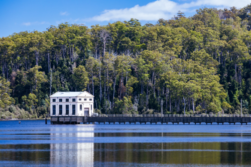 Pumphouse Point and Lake St Clair on a hot summer's day in Tasmania, Australia - Australian Stock Image