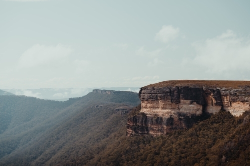 Rocky cliff face view from Kanangra Walls Lookout on a sunny day - Australian Stock Image