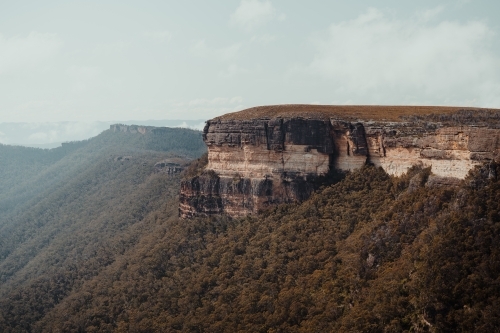 Rocky cliff face view from Kanangra Walls Lookout on a sunny day - Australian Stock Image