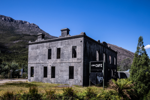 Ruins of the Old Royal Hotel next to Linda cafe in sunlight - Australian Stock Image