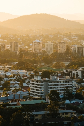 Setting sun haze over the western suburbs of Brisbane city - Australian Stock Image