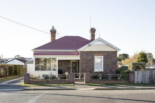 Small brick cottge - Australian Stock Image