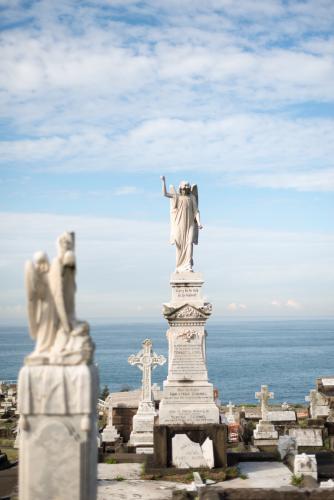 Statues at Waverley cemetery by the sea