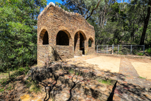 Stone picnic shelter at Evans Lookout in the Blue Mountains surrounded by forest and bushland - Australian Stock Image