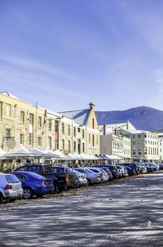 Streetscape with parked cars and old buildings in Salamanca, Hobart. - Australian Stock Image