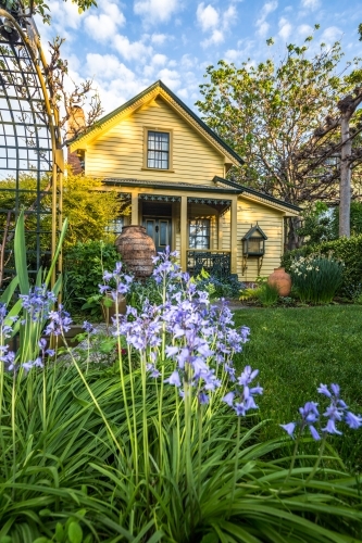 The gardens and hedges of the historic Corinda accommodation in Hobart. - Australian Stock Image
