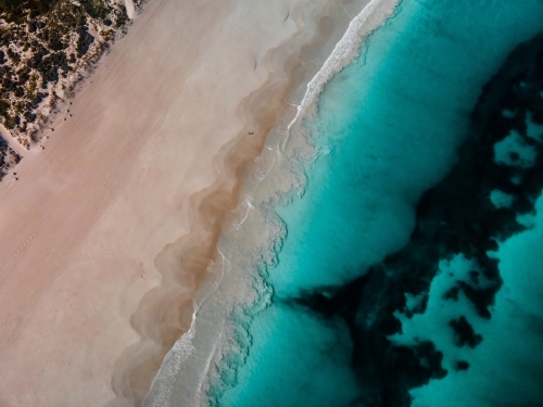 Top down shot of Mullaloo Beach in Perth with white sand, green grass and turquoise ocean water